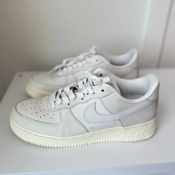 Nike Air Force 1 '07 Sneaker Women's Size 11 - Picture 2 of 9